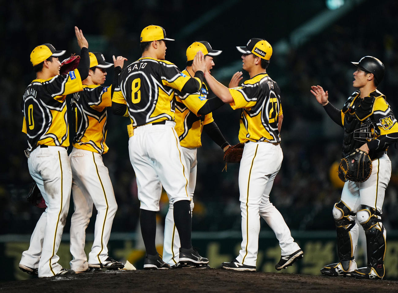 阪神対巨人　完封勝利を挙げ、チームメートとタッチを交わす阪神伊藤将（右から2人目）。右端は捕手坂本（撮影・江口和貴）