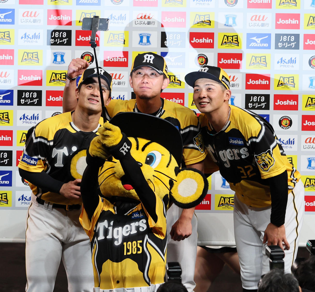 阪神対巨人　ヒーローインタビューを受けた、左から坂本、伊藤将、井上はトラッキーのスマホにポーズを決める（撮影・加藤哉）