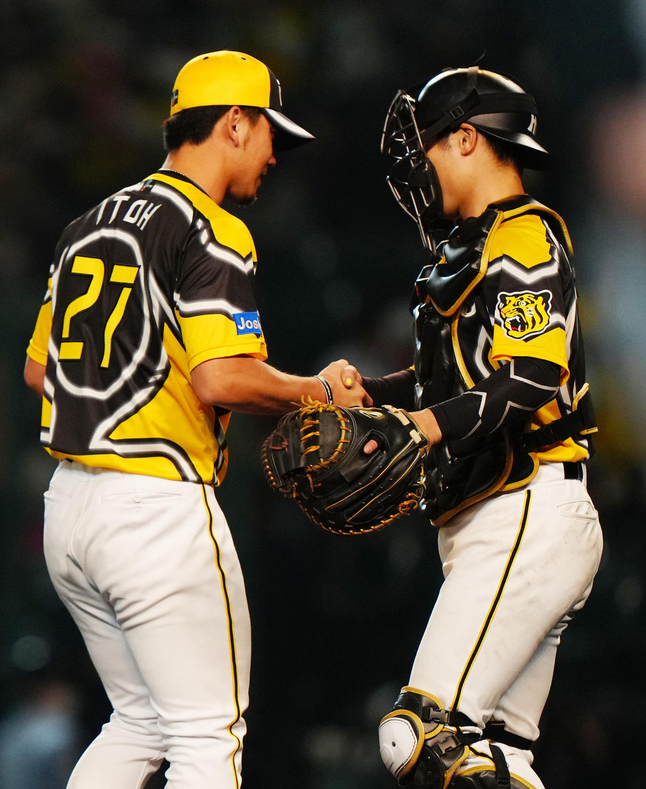 阪神対巨人　完封勝利を挙げ、阪神捕手坂本（右）と握手を交わす伊藤将（撮影・江口和貴）