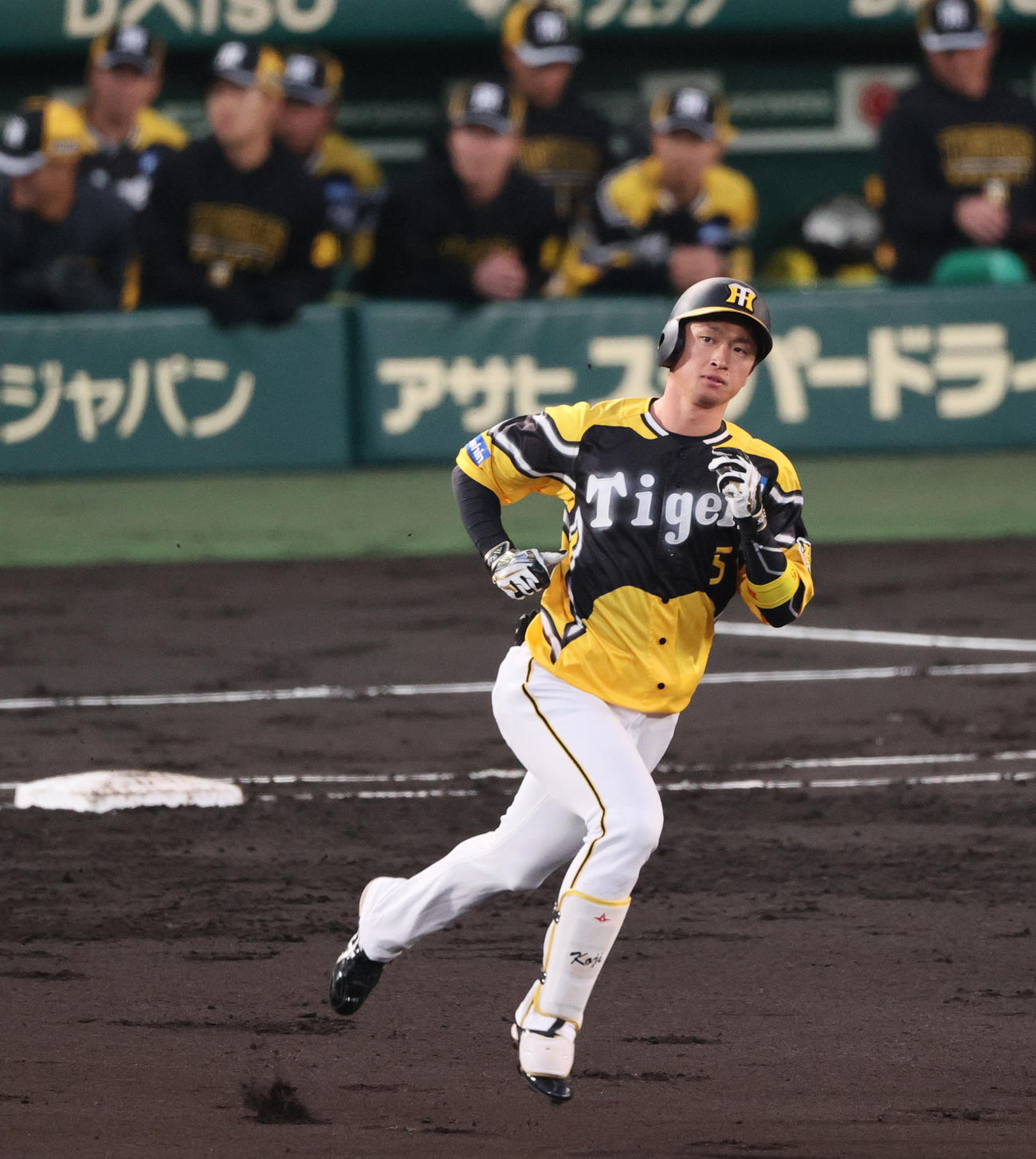阪神対巨人　3回裏阪神無死、近本は右越え本塁打を放ちダイヤモンドを1周する（撮影・上山淳一）