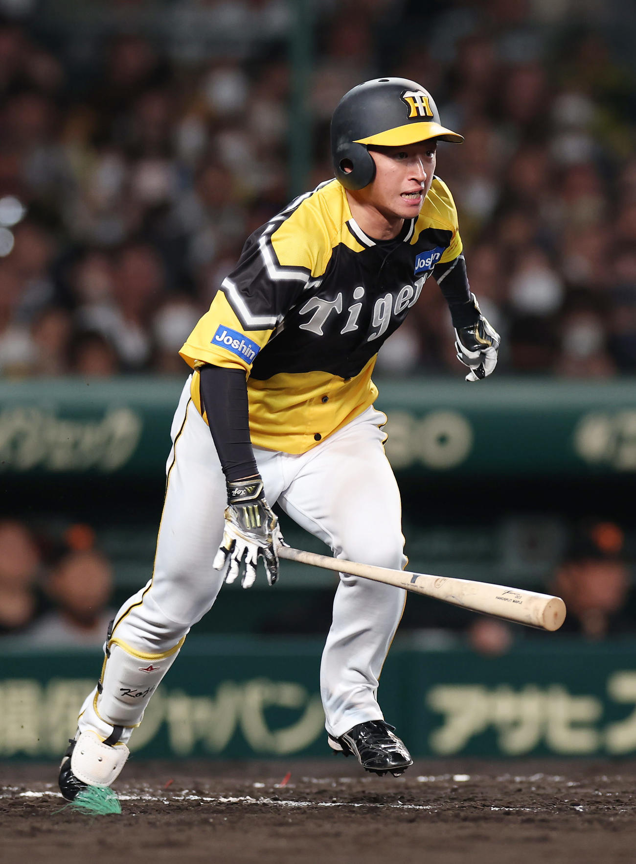 阪神対巨人　3回裏阪神2死一、三塁、一塁へ適時内野安打を放つ近本（撮影・前田充）