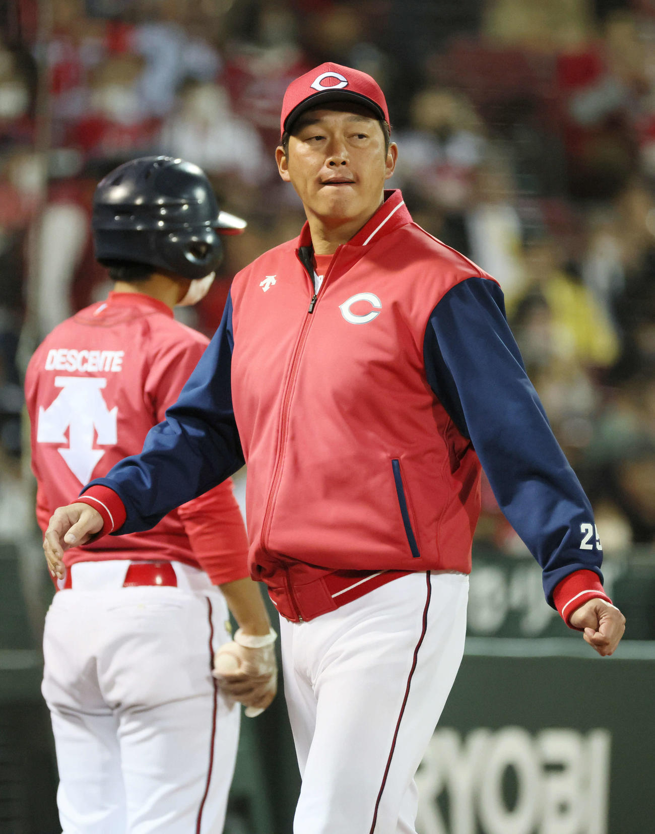 広島対中日　8回表中日、交代を告げる新井監督（撮影・加藤孝規）