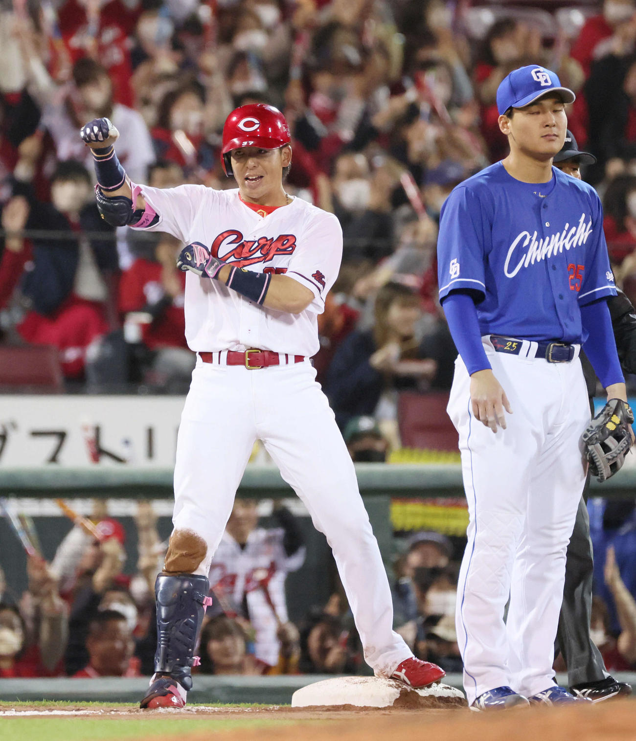 広島対中日　8回裏広島無死二塁、野間は右適時三塁打を放つ（撮影・加藤孝規）