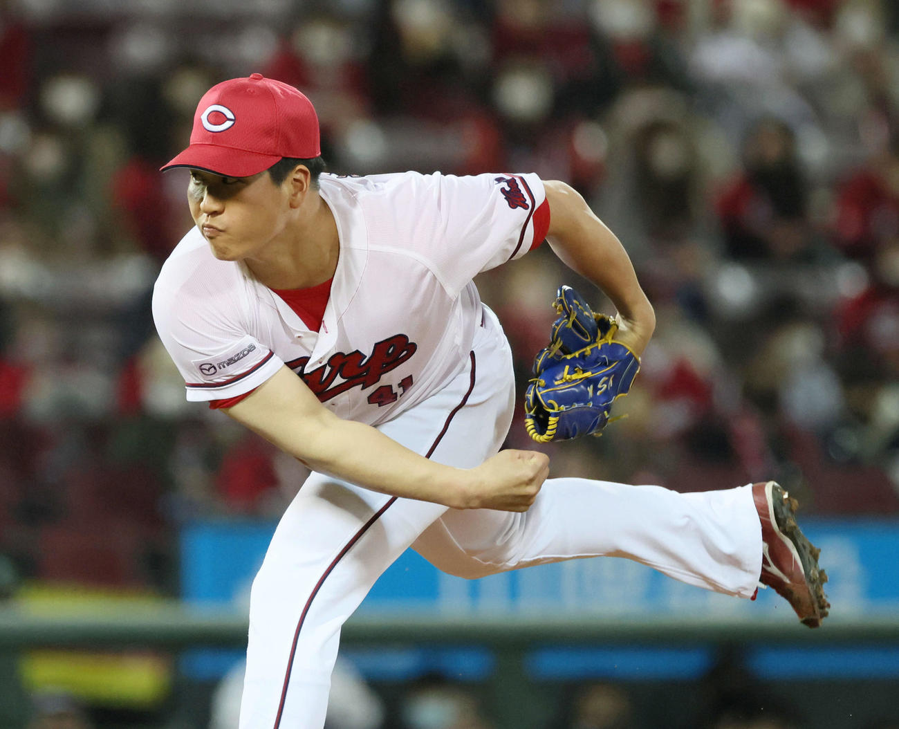 広島対中日　12回表に広島6番手で登板した矢崎、味方のサヨナラで勝利投手となる（撮影・加藤孝規）