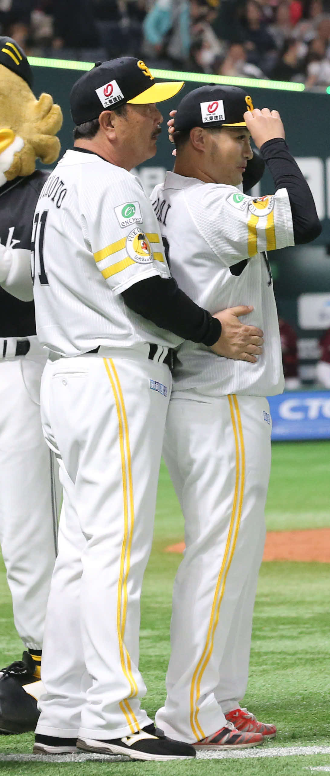 楽天に勝利し、森(右)をバッグハグする藤本監督（撮影・冨田成美）