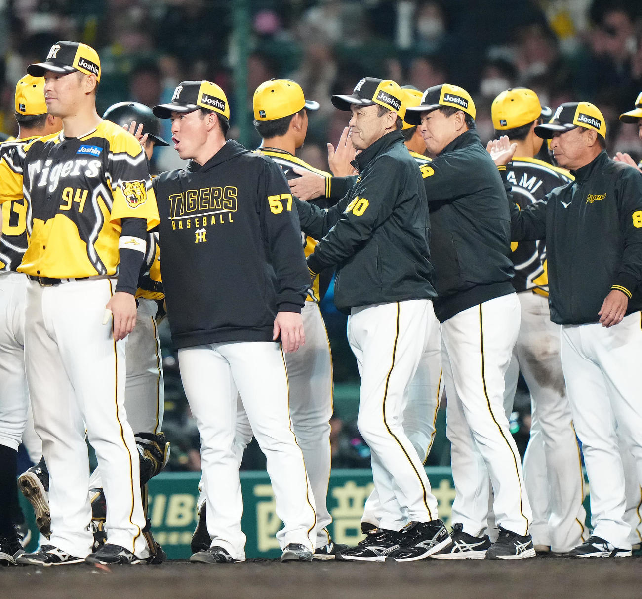 阪神対巨人　完封勝利を挙げた阪神伊藤将（左から5人目）とタッチを交わした岡田監督（撮影・江口和貴）