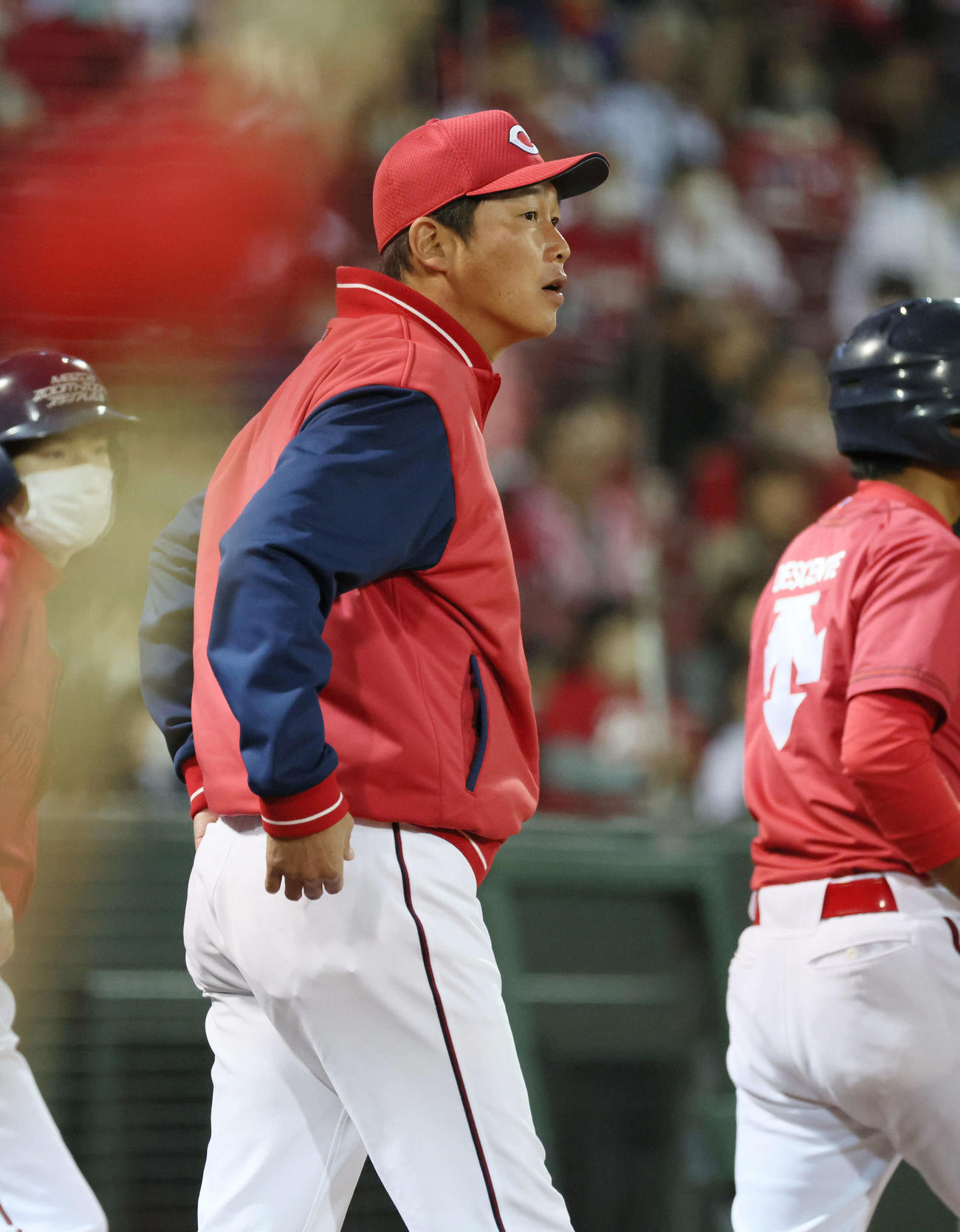 広島対中日　8回表中日、交代を告げる新井監督（撮影・加藤孝規）