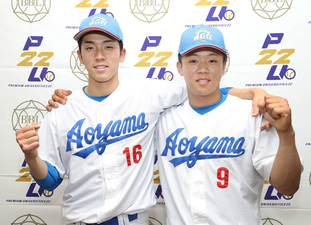 試合後、肩を組み笑顔を見せる青学大・常広（左）と谷口（撮影・丹羽敏通）