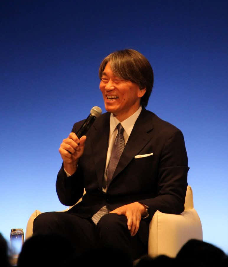 日本外科学会で講演で笑顔を見せる松井氏