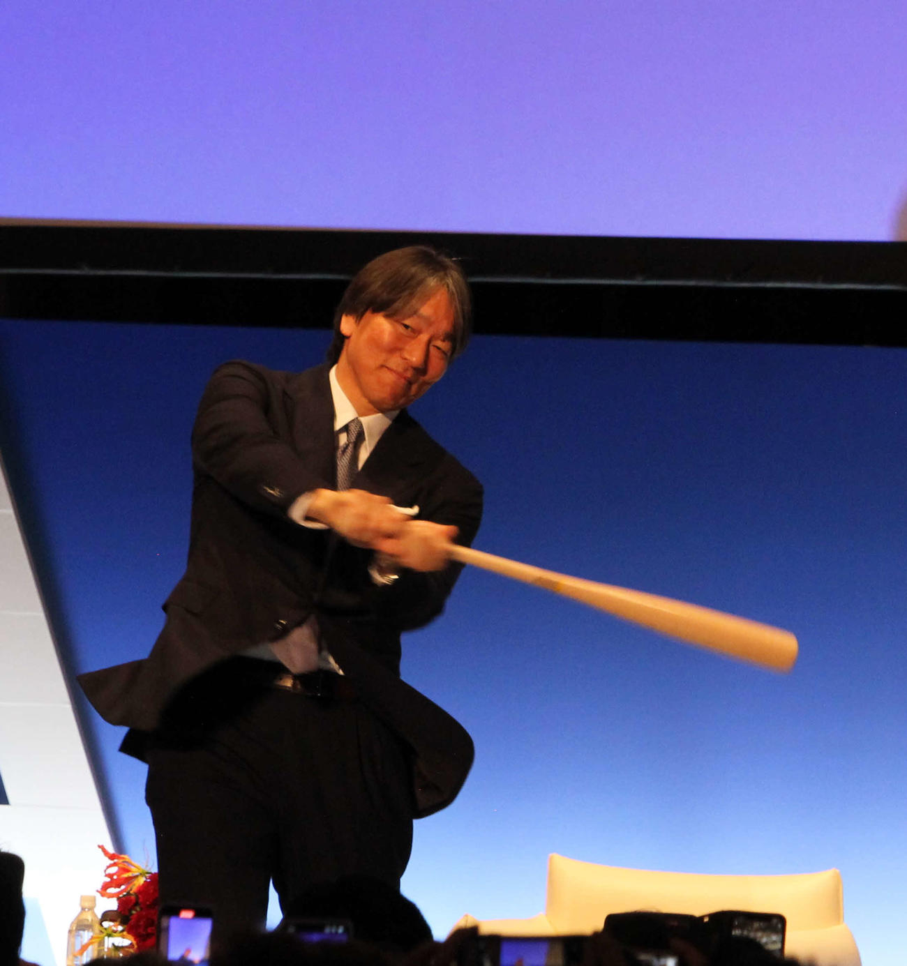 講演の最後にバットスイングを披露した松井氏