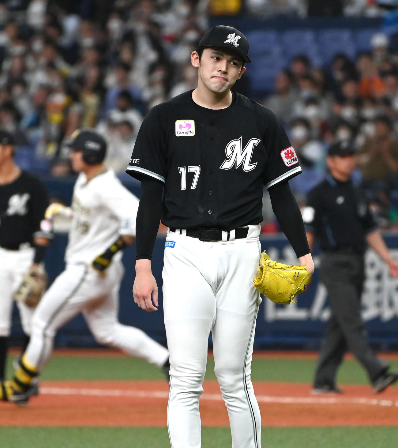 オリックス対楽天　4回裏オリックス無死、佐々木朗（右）は杉本（左）に左前打を放たれる（撮影・石井愛子）