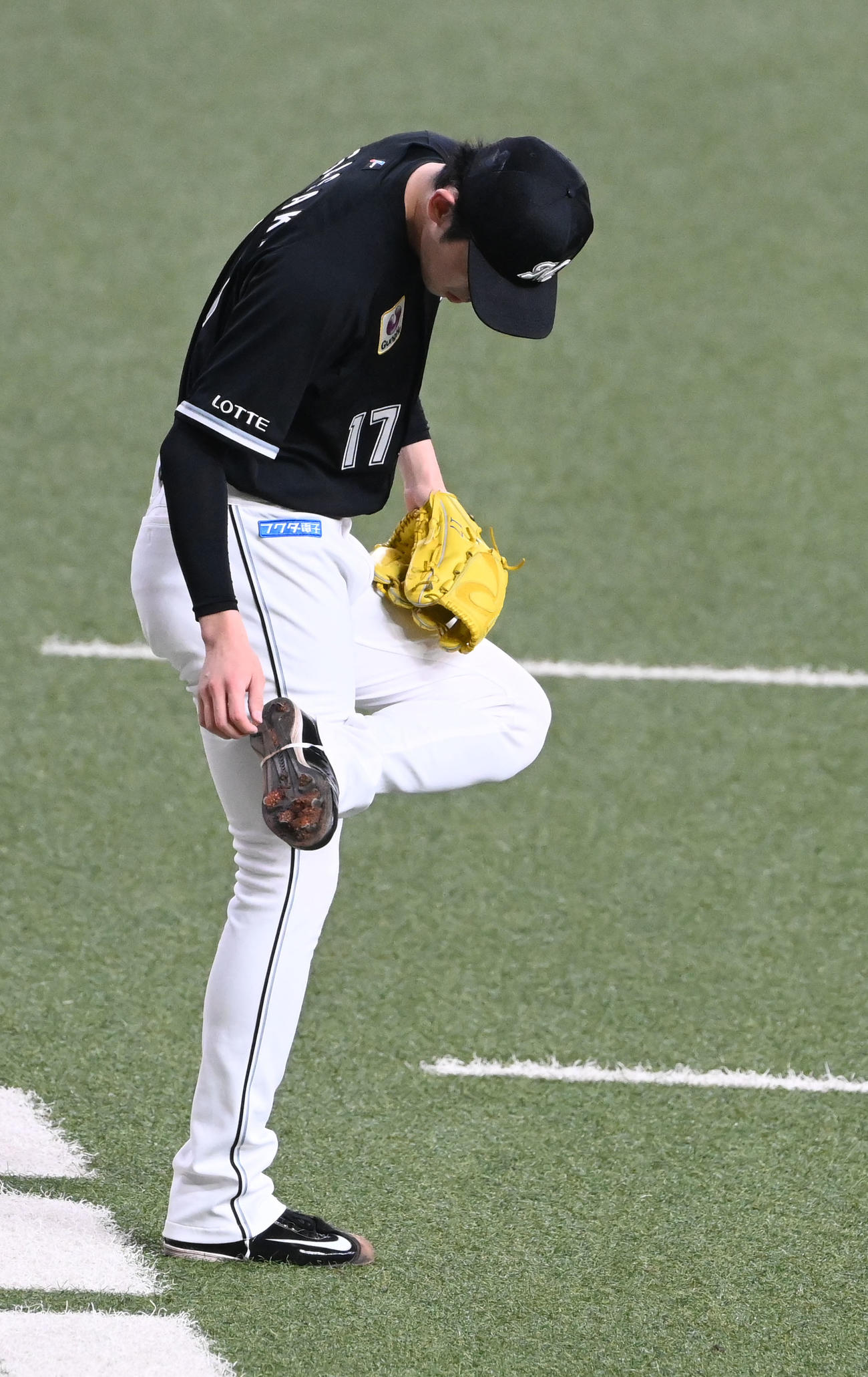 オリックス対ロッテ　1回裏オリックス1死、宗に二塁打を浴びスパイクを気にするロッテ佐々木朗（撮影・和賀正仁）