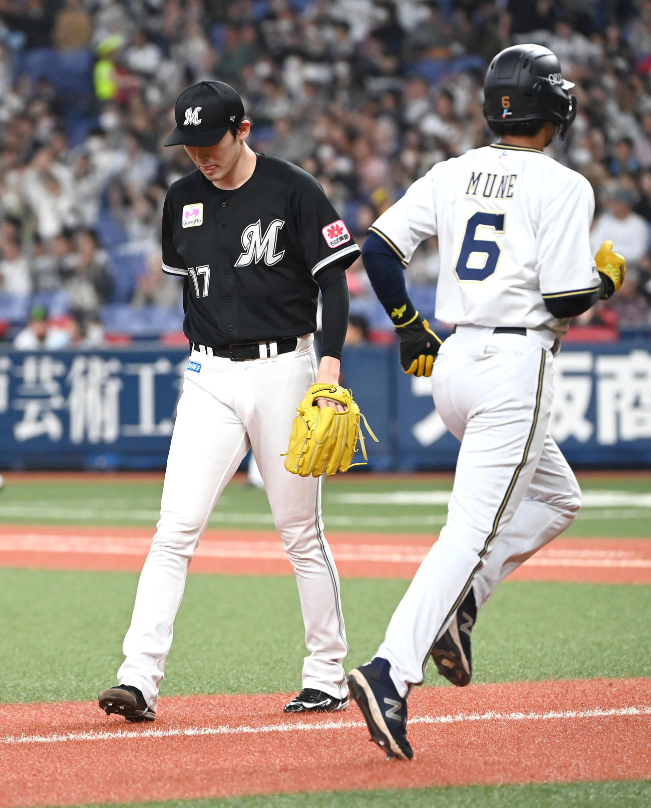 オリックス対楽天　1回裏オリックス2死二塁、森友哉に先制適時打を放たれる佐々木朗（左）、生還する宗（撮影・石井愛子）