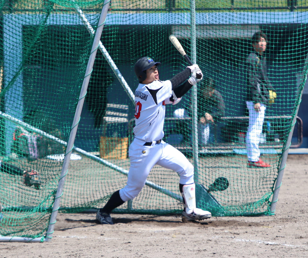 シート打撃で鋭い当たりを放つ北海道ガス・中林主将（撮影・山崎純一）