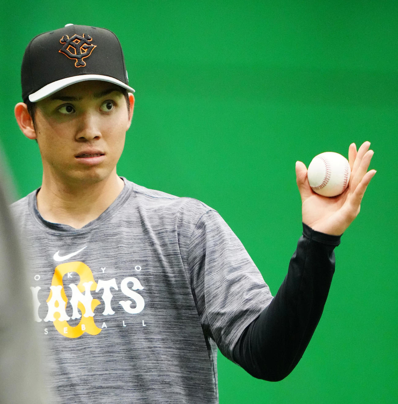 室内練習場で投球する巨人高橋優貴（2023年4月25日撮影）