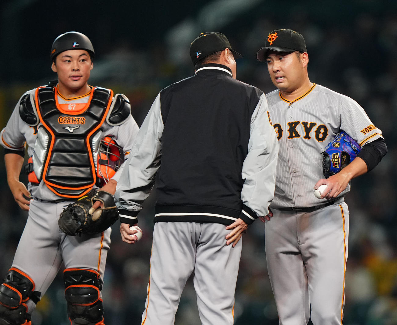 27日阪神戦8回裏途中、交代を告げられた巨人4番手の今村信貴（右）。中央は原辰徳監督