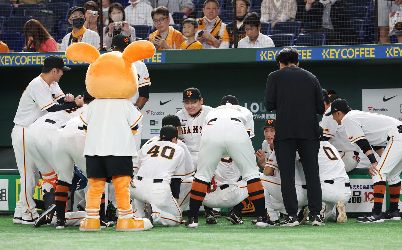 試合前、円陣を組む巨人の選手たち（撮影・宮地輝）