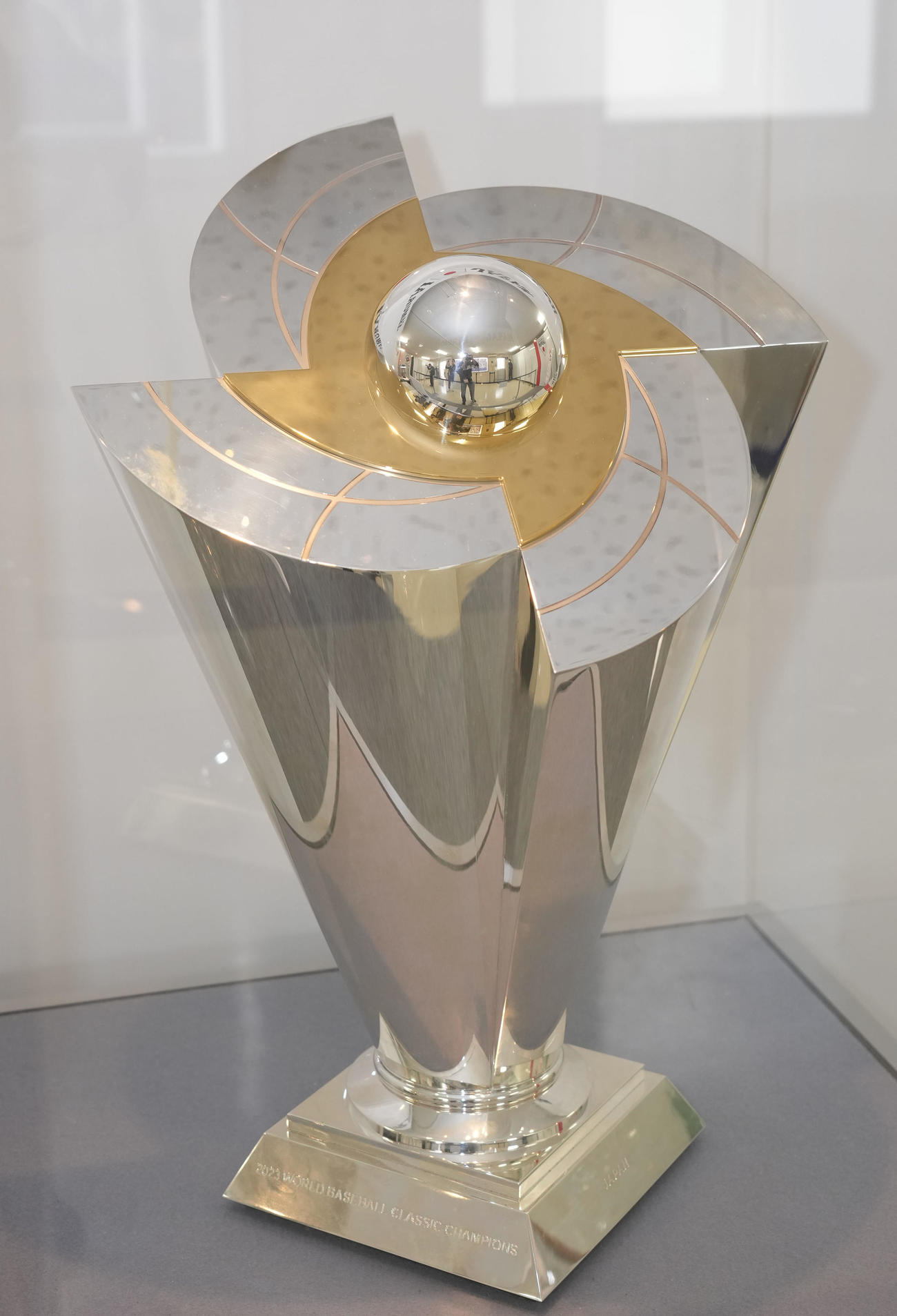 プロ野球中日対DeNA　試合前、特設展示場にお披露目されたWBC優勝トロフィー（撮影・森本幸一）