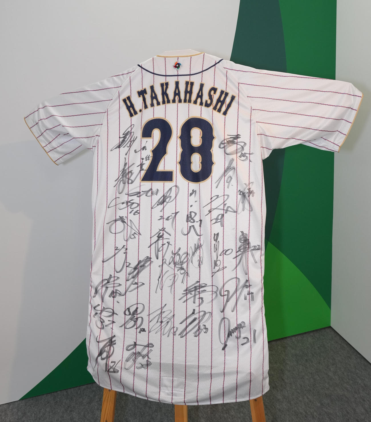 プロ野球中日対DeNA　試合前、特設展示場にお披露目されたWBCメンバーサイン入り高橋宏ユニフォーム（撮影・森本幸一）