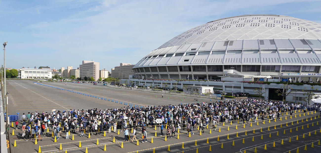 プロ野球中日対DeNA　試合前、特設展示場にお披露目されたWBC優勝トロフィーを見ようと詰めかけた野球ファン（撮影・森本幸一）