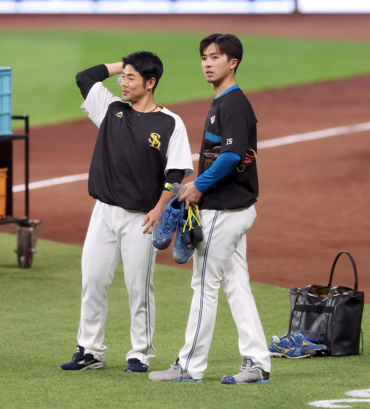 日本ハム対ソフトバンク　試合前、会話するソフトバンク近藤（左）と日本ハム上沢（2023年4月28日撮影）