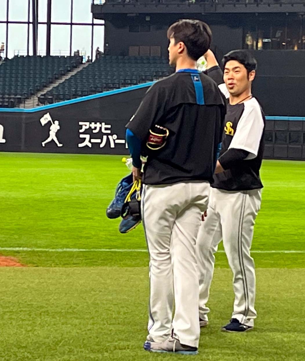 日本ハム対ソフトバンク　試合前に談笑する（左から）日本ハム上沢とソフトバンク近藤（2023年4月28日撮影）