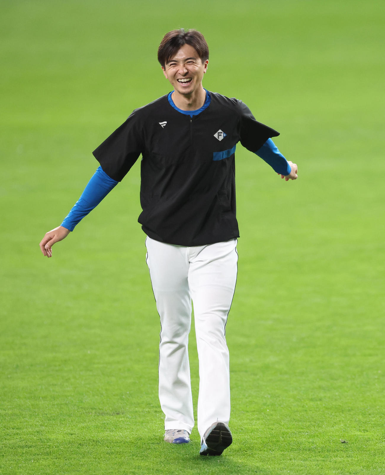日本ハム対ソフトバンク　試合前、笑顔でウオーミングアップをする日本ハム上沢（2023年4月28日撮影）