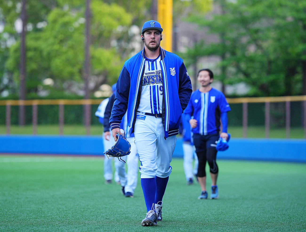 DeNA対ロッテ　試合前、キャッチボールを終え音楽を聴きながら集中した表情を見せるDeNAバウアー（撮影・垰建太）