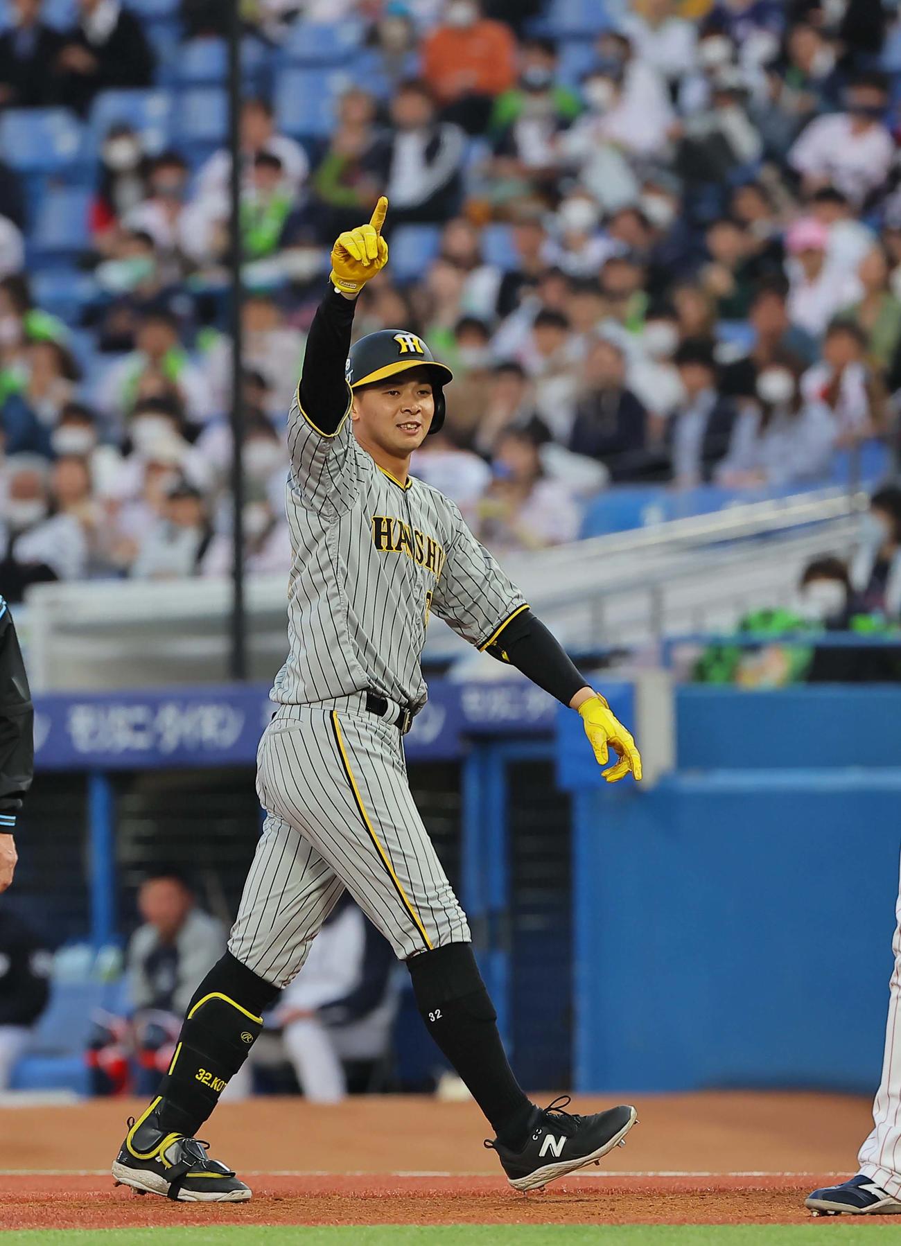 ヤクルト対阪神　1回表阪神2死満塁、左前に先制2点適時打を放った井上は笑顔を見せながらベンチにアピールする（撮影・上田博志）