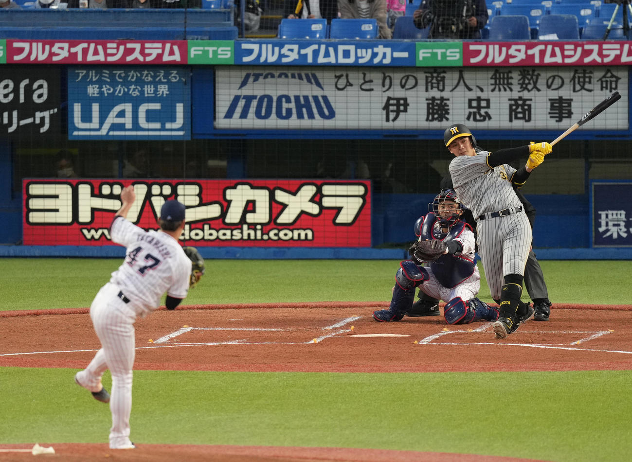 ヤクルト対阪神　1回表阪神2死満塁、先制の2点適時打を放つ井上。投手高橋（撮影・狩俣裕三）