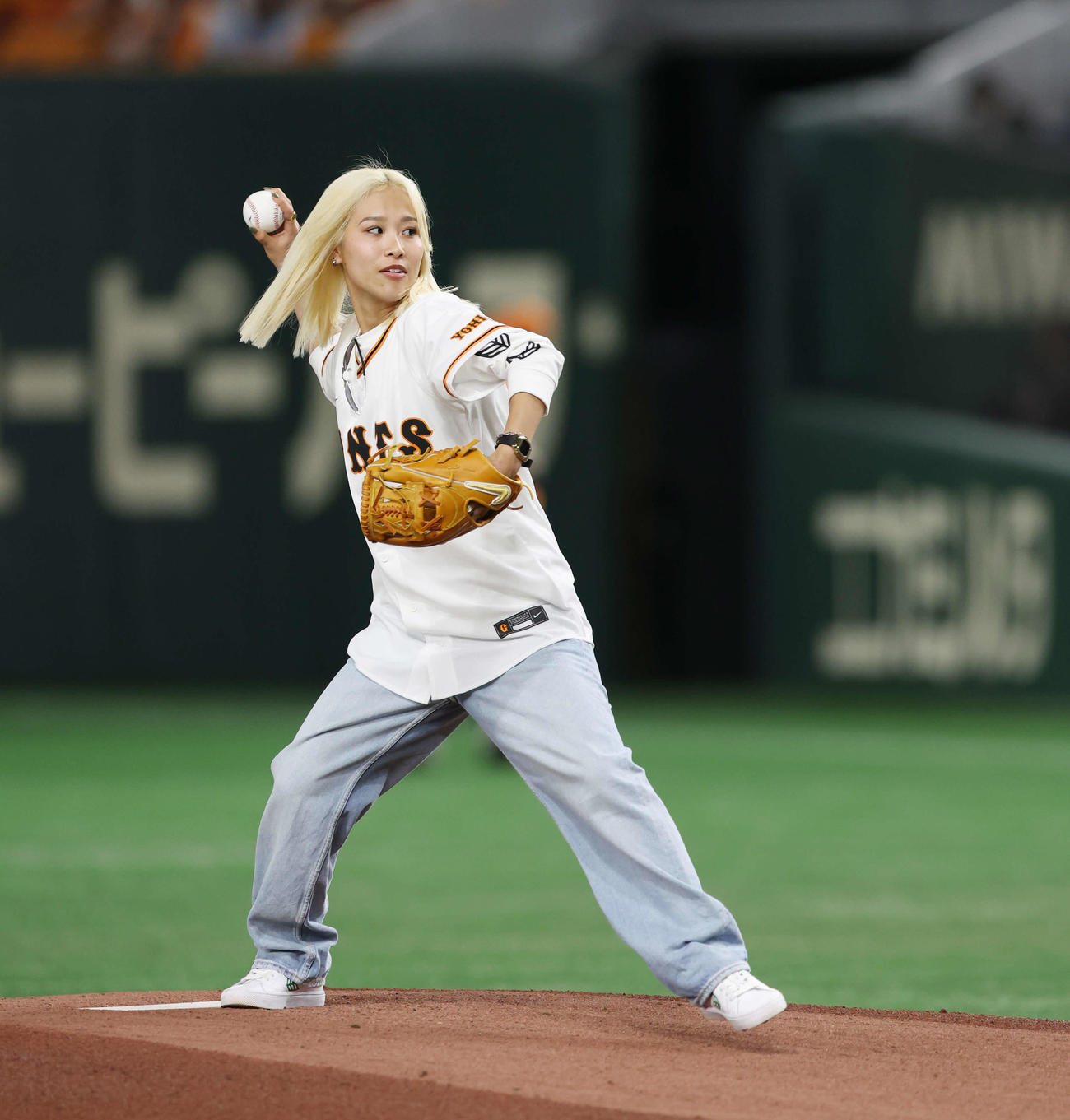 巨人対広島　始球式を務める女子プロスケートボーダーの西村（撮影・宮地輝）