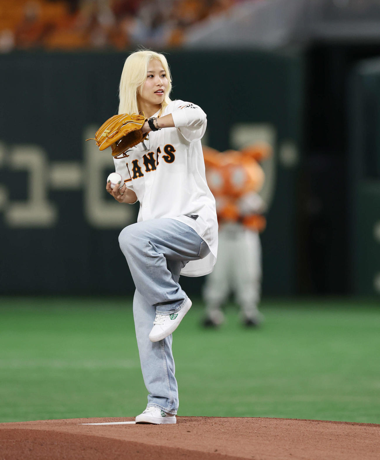 巨人対広島　始球式を務める女子プロスケートボーダーの西村（撮影・宮地輝）