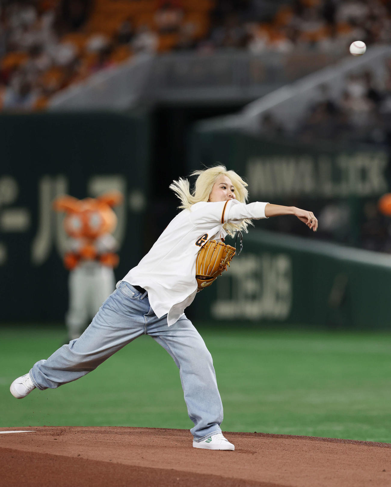 巨人対広島　始球式を務める女子プロスケートボーダーの西村（撮影・宮地輝）