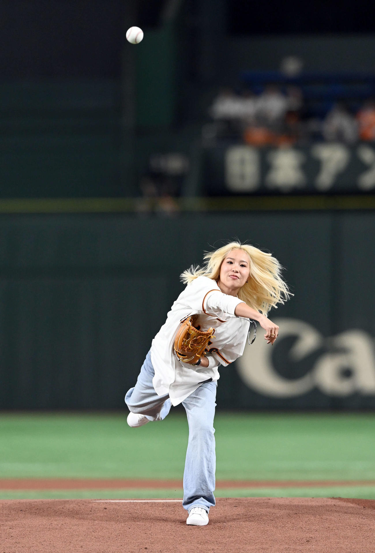 始球式を務めた女子プロスケートボーダーの西村碧莉（撮影・たえ見朱実）
