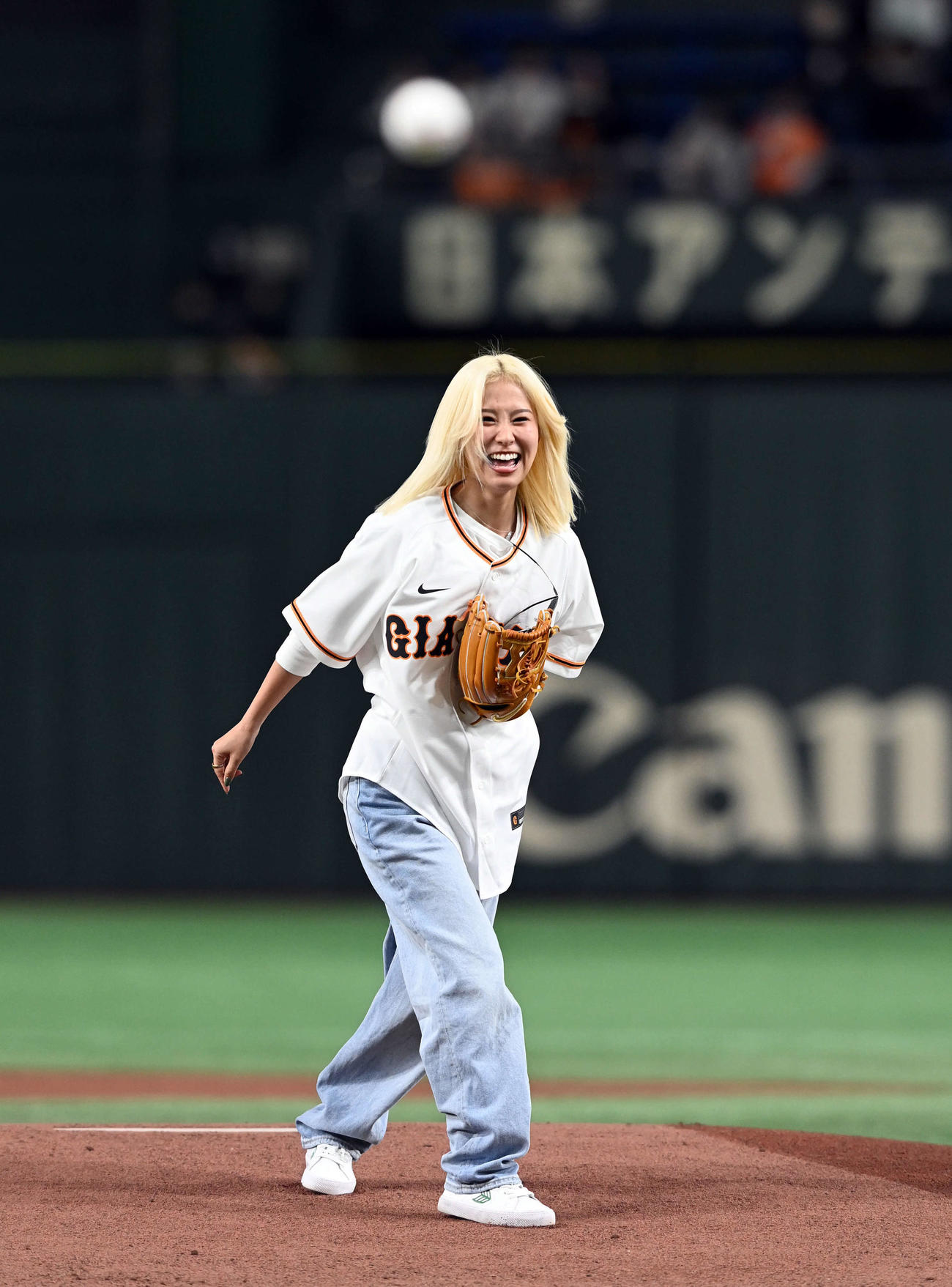 始球式を務めた女子プロスケートボーダーの西村碧莉（撮影・たえ見朱実）