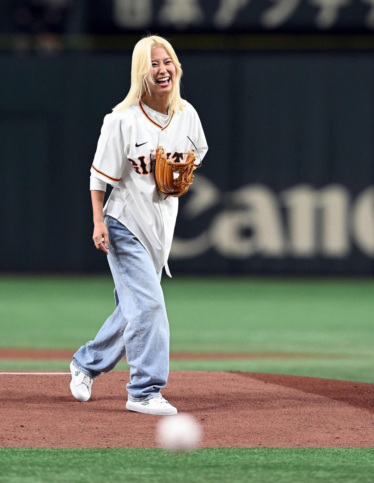 始球式を務めた女子プロスケートボーダーの西村碧莉（撮影・たえ見朱実）