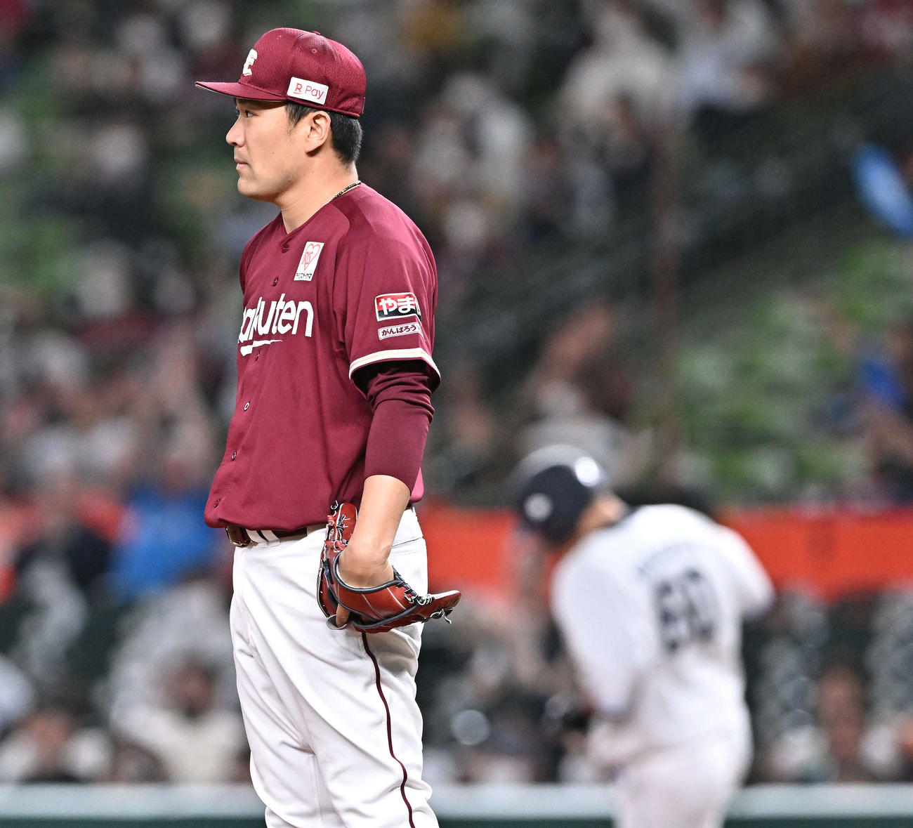 西武対楽天　1回裏西武2死三塁、中村（後方）に先制の左越え2点本塁打を浴びる田中将（撮影・滝沢徹郎）