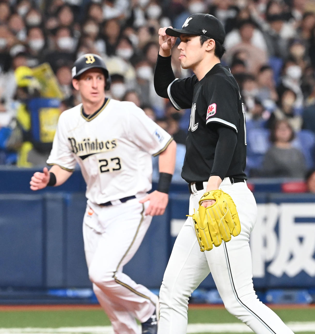 オリックス対ロッテ　2回裏オリックス2死一、二塁、紅林弘太郎の守備妨害をアピールする佐々木朗（撮影・和賀正仁）