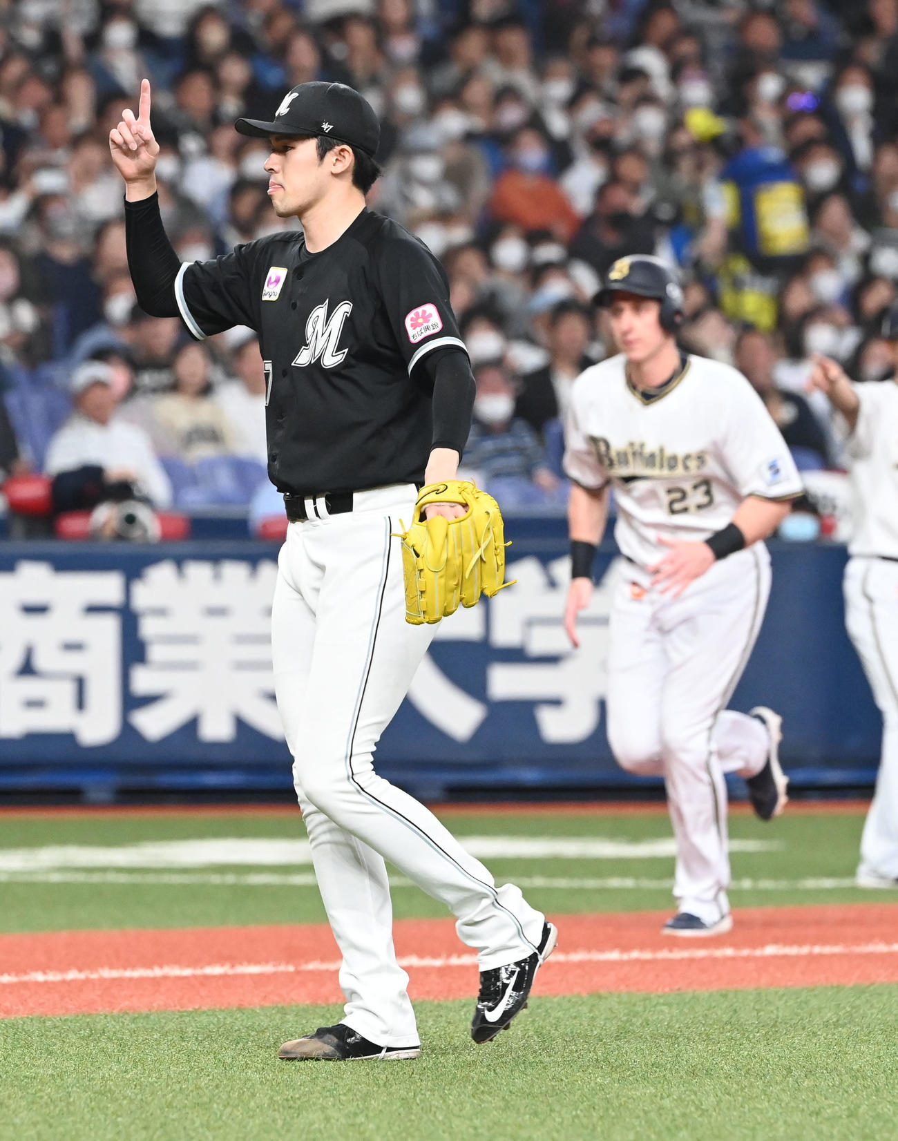 オリックス対ロッテ　2回裏オリックス2死一、二塁、紅林弘太郎の守備妨害をアピールする佐々木朗（撮影・和賀正仁）