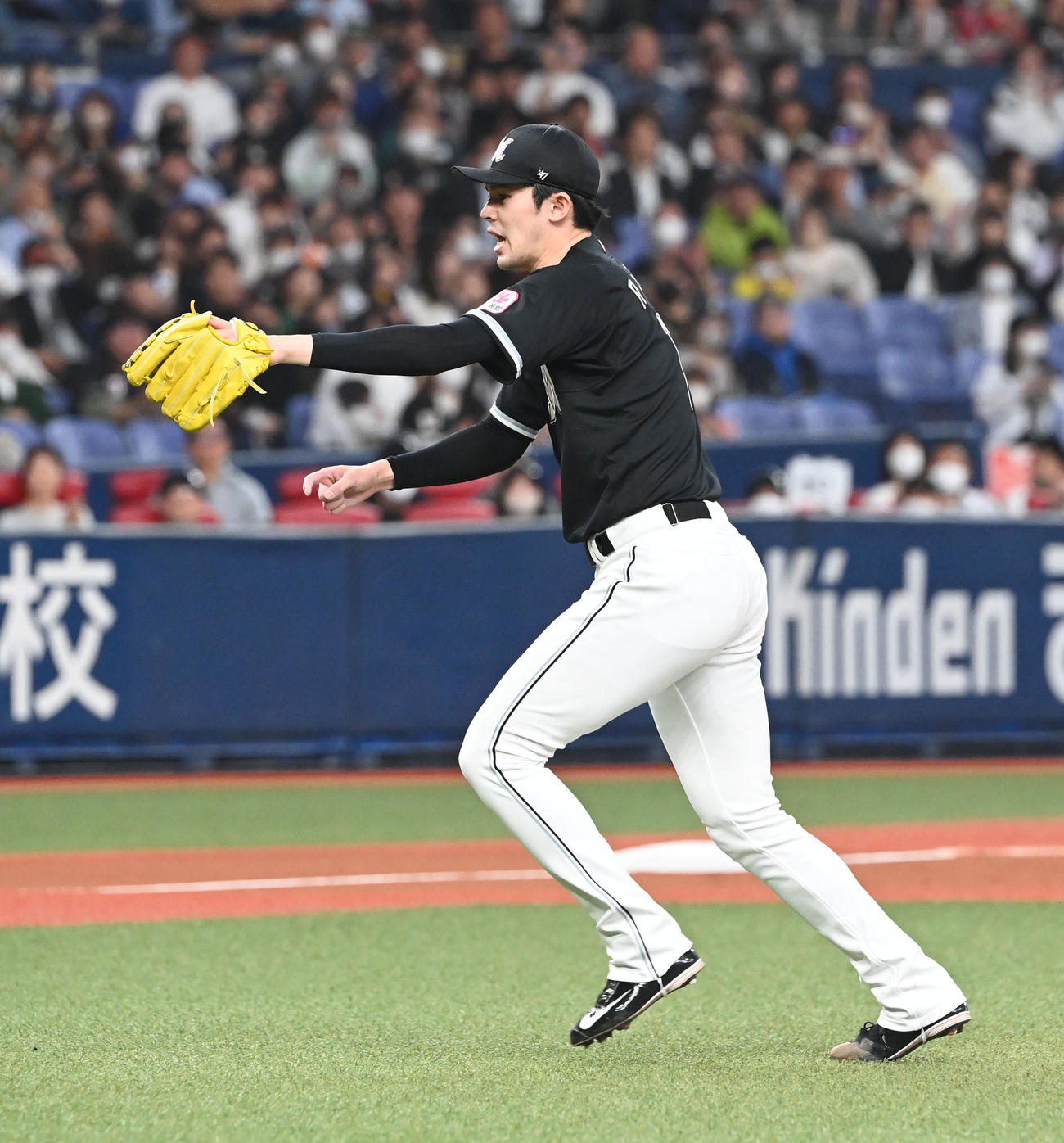 オリックス対ロッテ　2回裏オリックス2死一、二塁、紅林弘太郎の守備妨害をアピールする佐々木朗（撮影・和賀正仁）