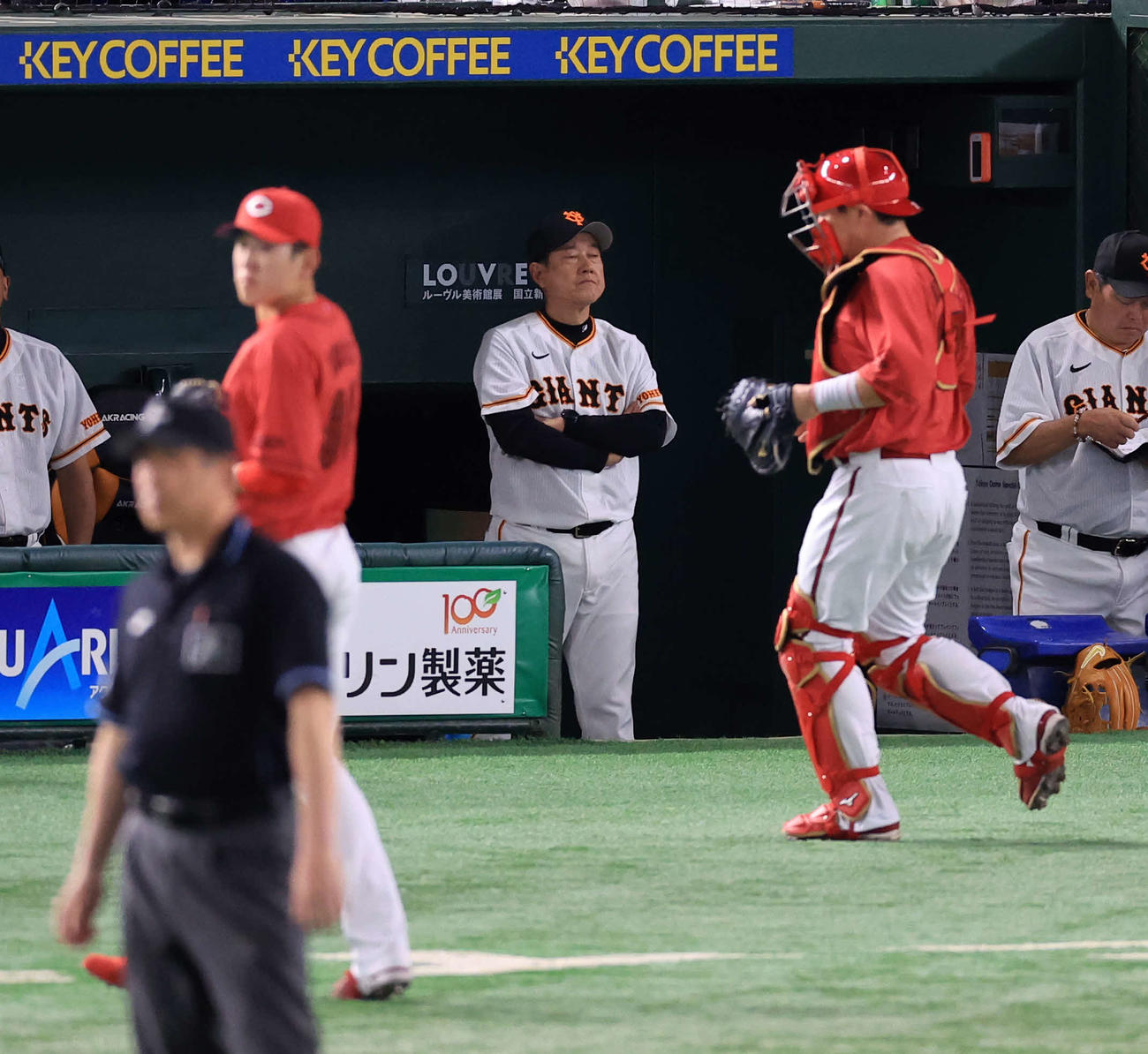 巨人対広島　2回裏巨人無死一塁、中田翔が中飛に倒れ、ムッとした表情の原監督（中央）。左は遠藤（撮影・浅見桂子）
