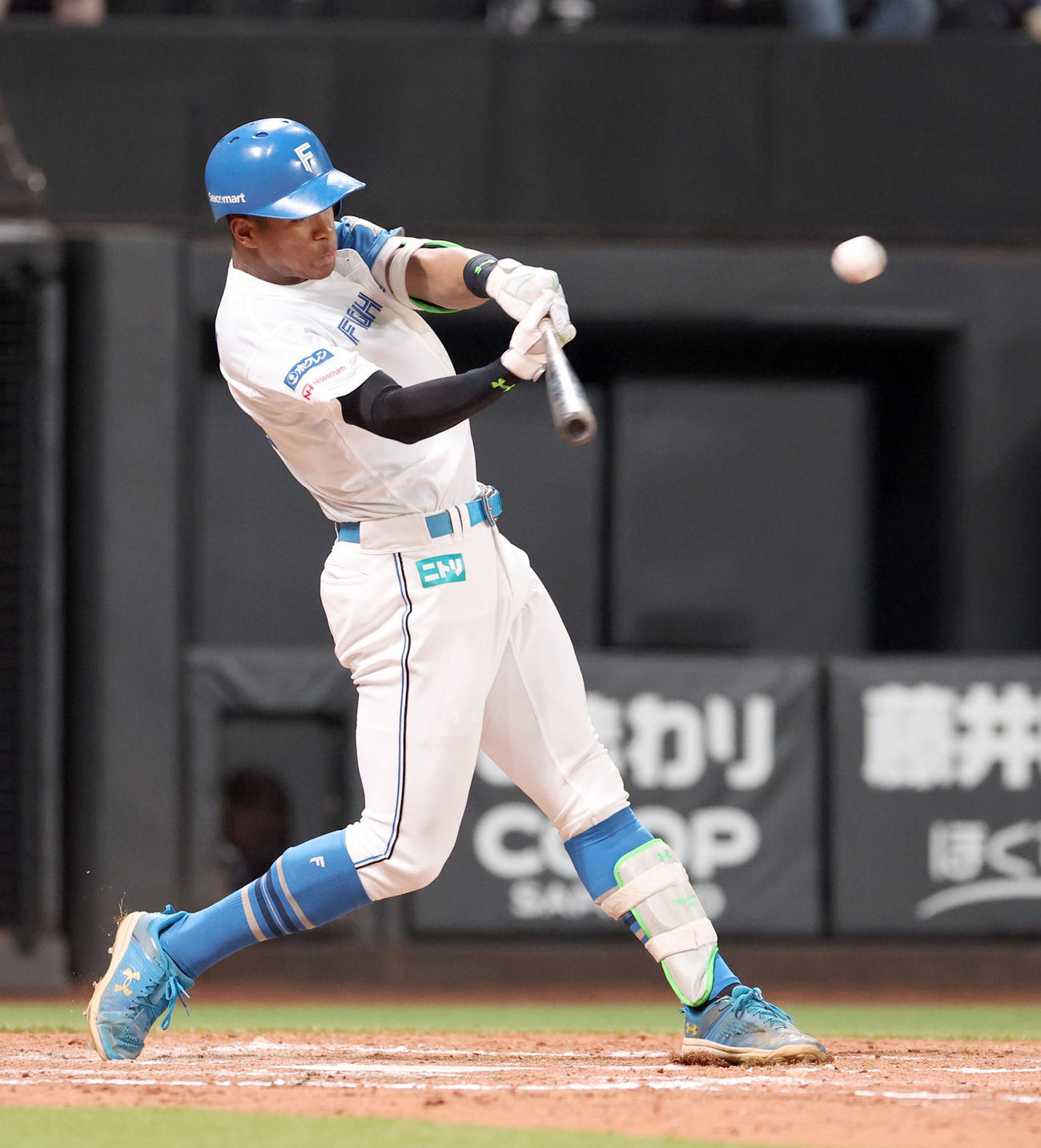 日本ハム対ソフトバンク　4回裏日本ハム無死一塁、万波は同点となる中越え2点本塁打を放つ（撮影・佐藤翔太）