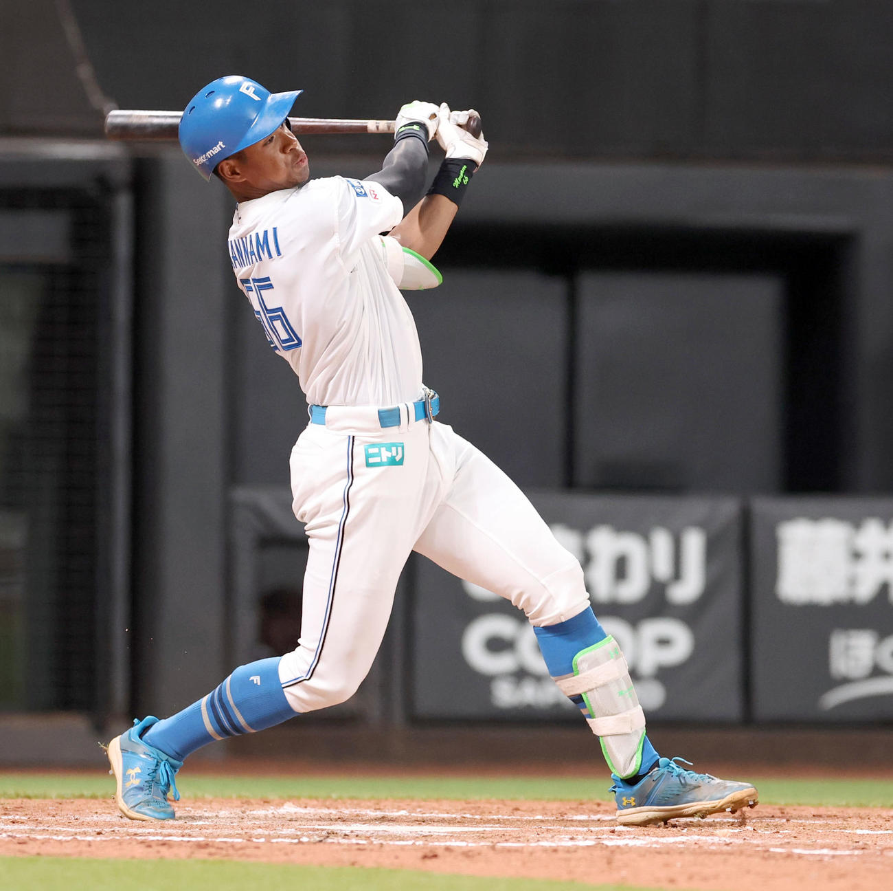 日本ハム対ソフトバンク　4回裏日本ハム無死一塁、万波は同点となる中越え2点本塁打を放つ（撮影・佐藤翔太）