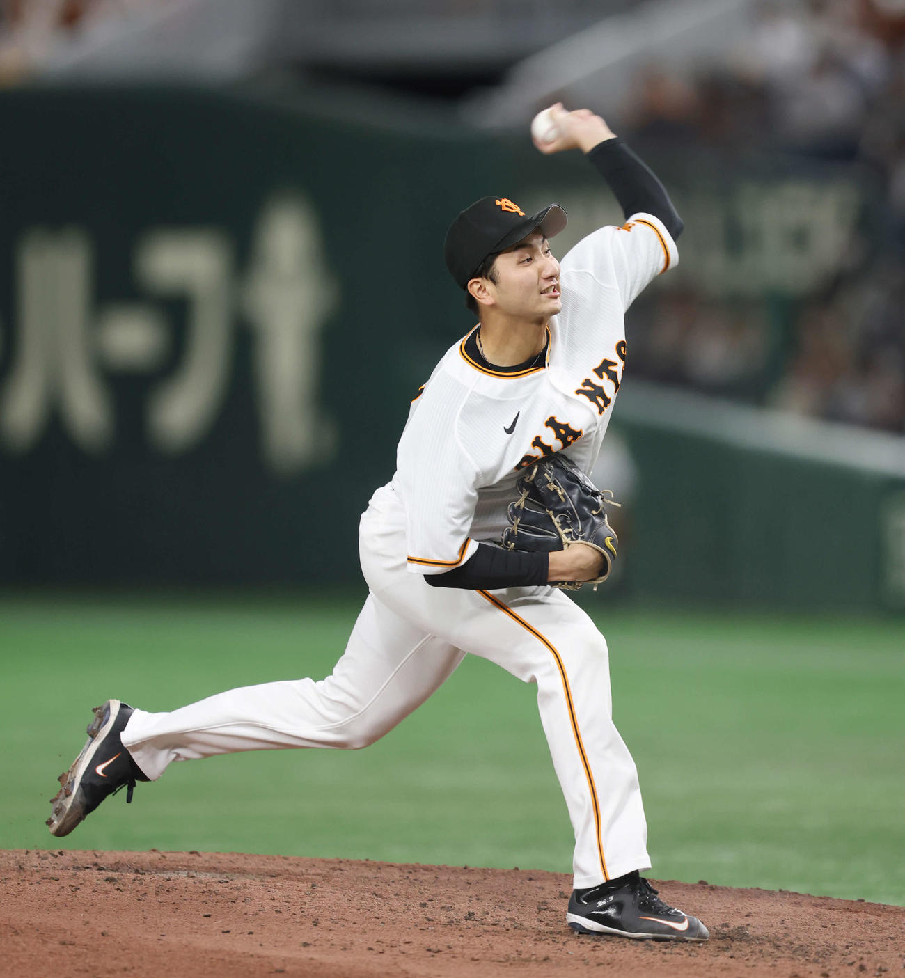 巨人対広島　4回表巨人2番手で登板し、力投する横川（撮影・宮地輝）