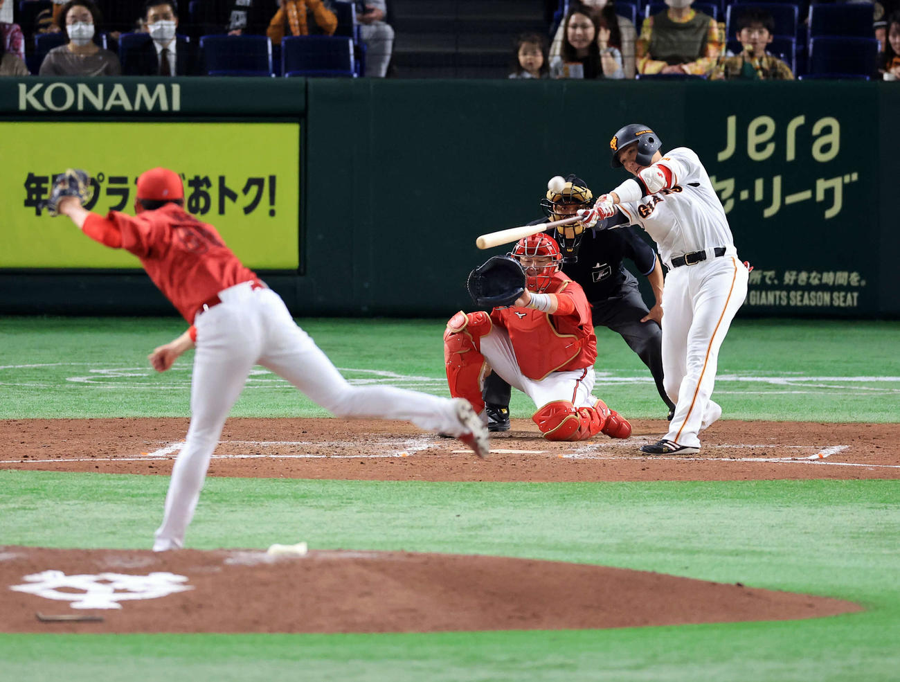 巨人対広島　4回裏巨人2死一、三塁、坂本は左越え逆転3点本塁打を放つ。投手遠藤（撮影・浅見桂子）