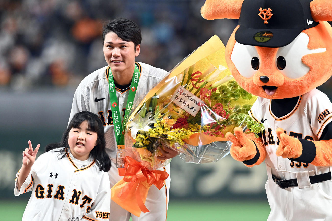 2000試合出場を達成し表彰を受けた巨人坂本（撮影・たえ見朱実）