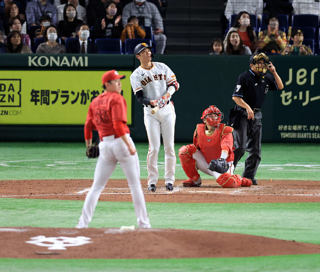 巨人対広島　4回裏巨人2死一、三塁、坂本は左越え逆転3点本塁打を放ち小さくジャンプ。投手遠藤（撮影・浅見桂子）