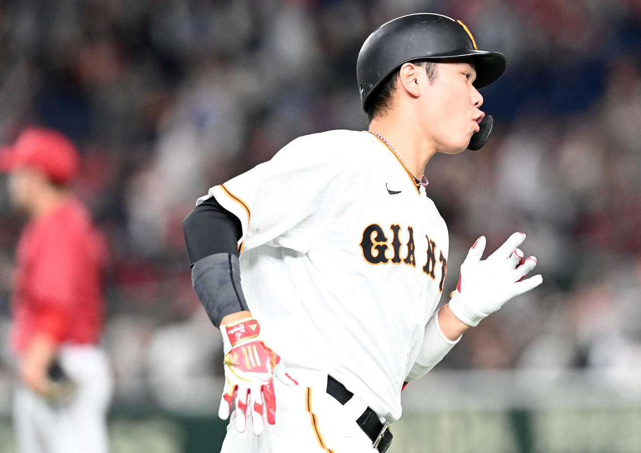 巨人対広島　4回裏巨人2死一、三塁、左越えに勝ち越しの3点を放った坂本（撮影・たえ見朱実）
