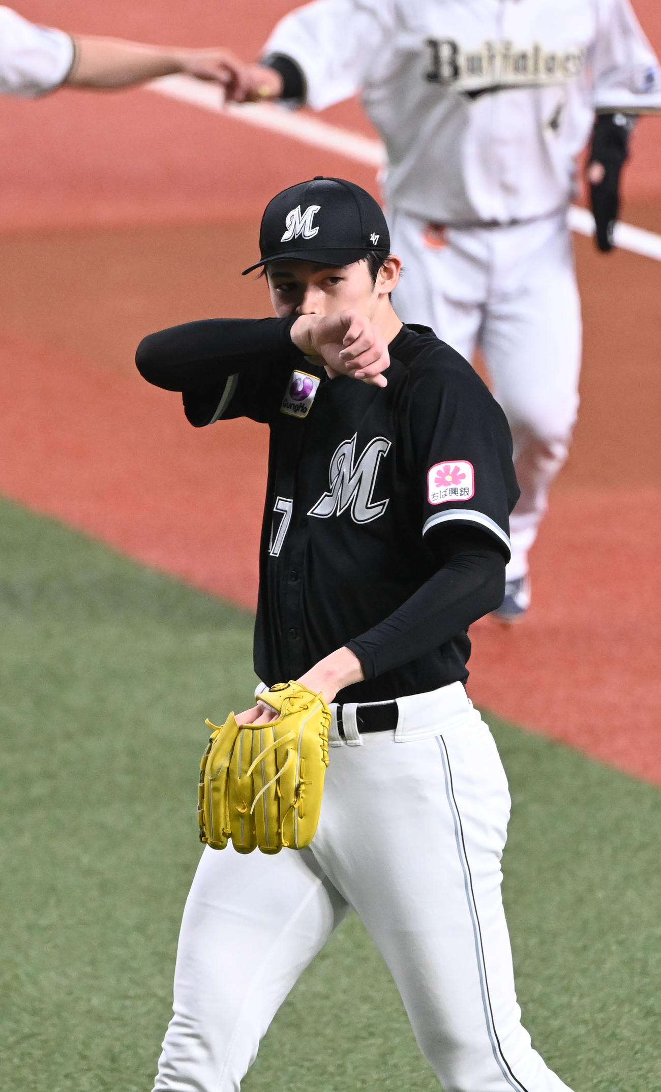 オリックス対ロッテ　初回に失点し悔しそうにベンチに戻るロッテ佐々木朗（撮影・和賀正仁）