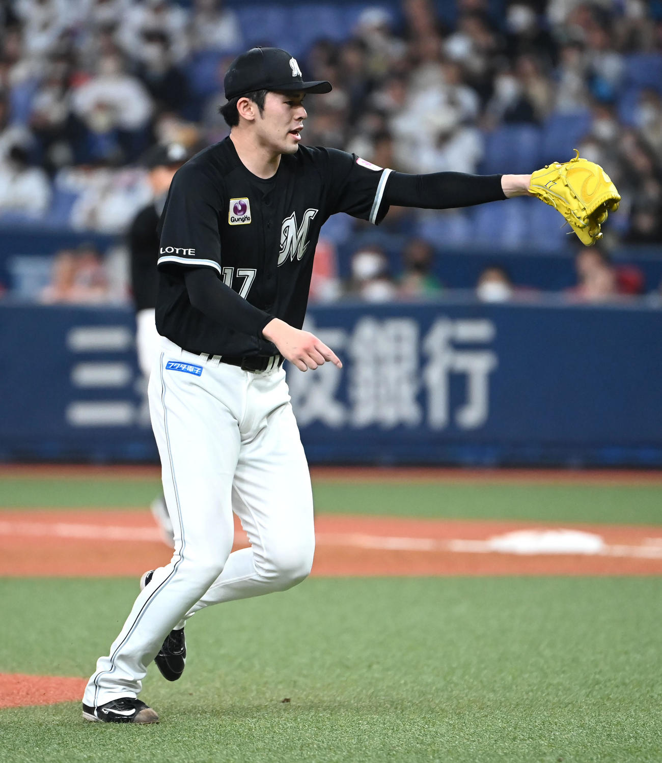 オリックス対楽天　2回裏2死一、二塁、ボールの先を指す佐々木朗（撮影・石井愛子）